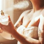 Mulher usando perfume após o banho - Foto Reprodução Internet