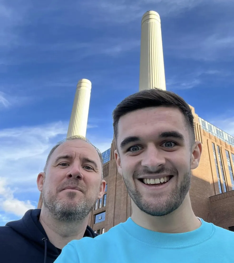 O jogador Jake Daniels e o diretor, Mark Potts - Foto Reprodução Instagram