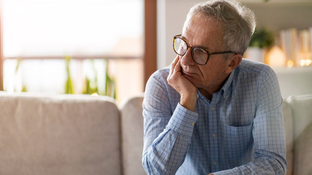 Pessoa em casa, refletindo - Foto Reprodução Internet