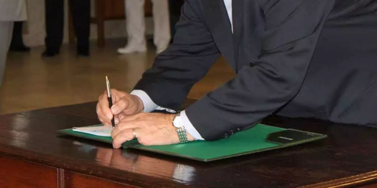 Presidente Lula, atual representante do governo, assinando nova lei - Foto Reprodução Internet