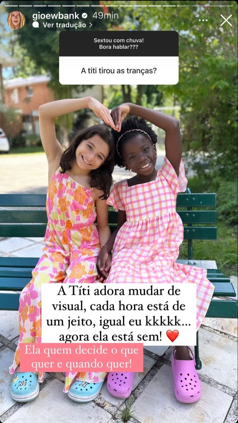Títi Gagliasso, filha de Bruno Gagliasso e Gio Ewbank, com uma amiguinha fazendo pose de coração em foto nos storys da mãe - Foto Reprodução Instagram