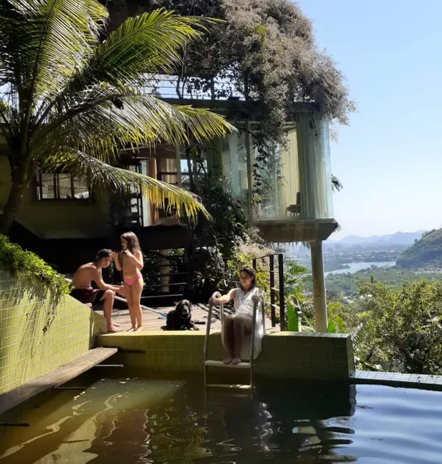 Vista da piscina da Casa na Árvore do ator, Caio Blat, no Rio de Janeiro - Foto Reprodução Internet http://tvfoco.uai.com.br/wp-content/uploads/2015/05/Daniela-Mercury.jpg