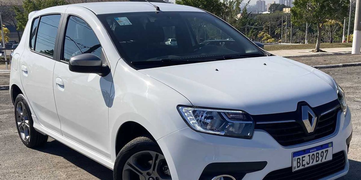 Confirmado: Motoristas que têm Renault Sandero recebe difícil notícia da montadora - Foto: Reprodução