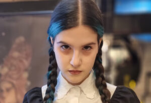 Anaiza interpreta Wandinha no musical  “O Musical dos Musicais”. (Foto: Divulgação)