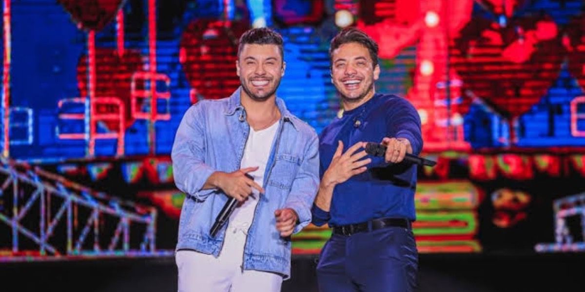 Cantores durante apresentação no palco (Reprodução/Internet)