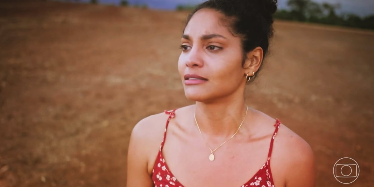Aline chora ao fazer promessa em Terra e Paixão