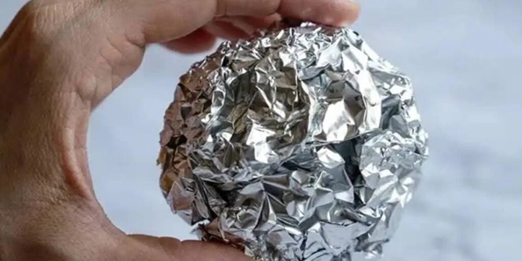 Bolas de papel alumínio estão sendo colocadas em máquinas de lavar e o motivo é chocante (Foto: Reprodução Internet)