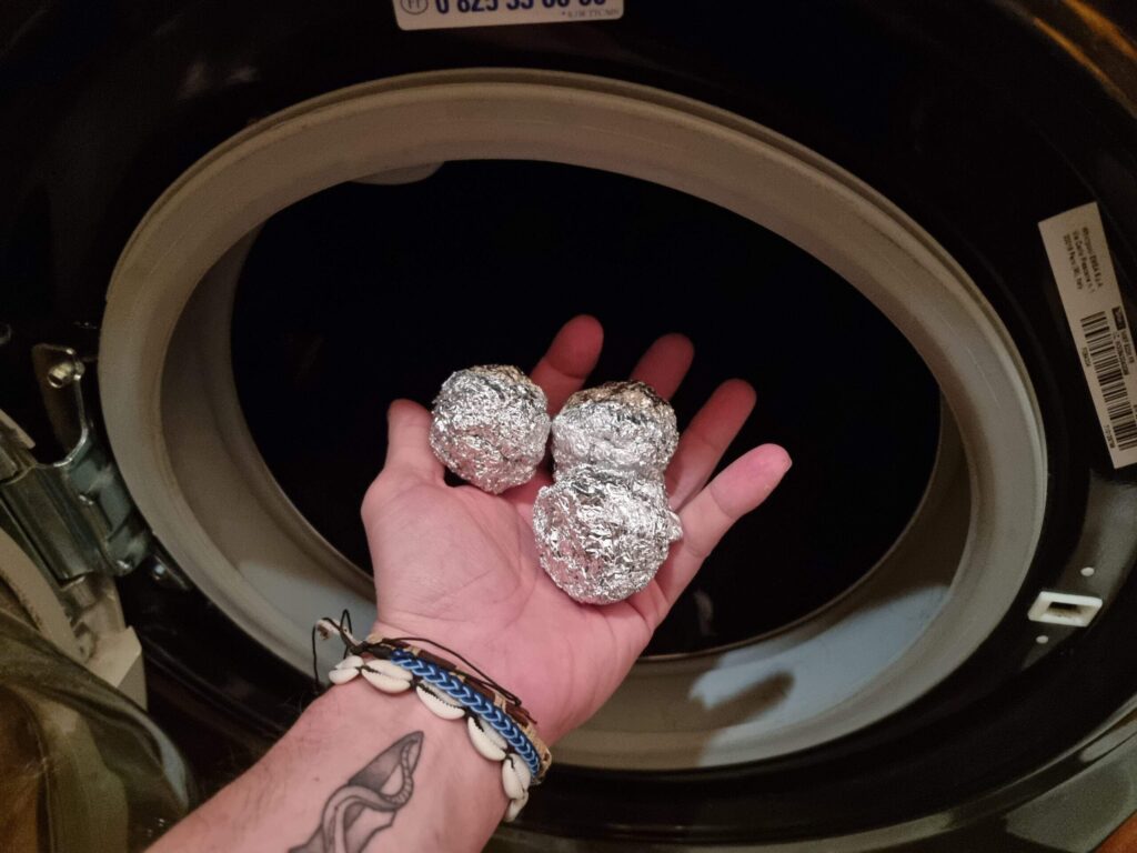 Bolas de papel alumínio colocadas na máquina de lavar roupa - Foto Reprodução Internet