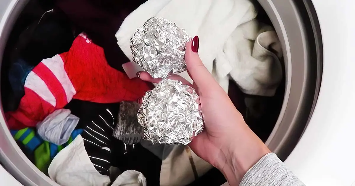 Bolas de papel alumínio na máquina de lavar roupa - Foto Reprodução Internet