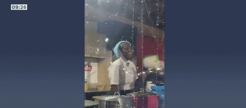 Cozinheira nigeriana que bateu o recorde mundial (Reprodução: Band)