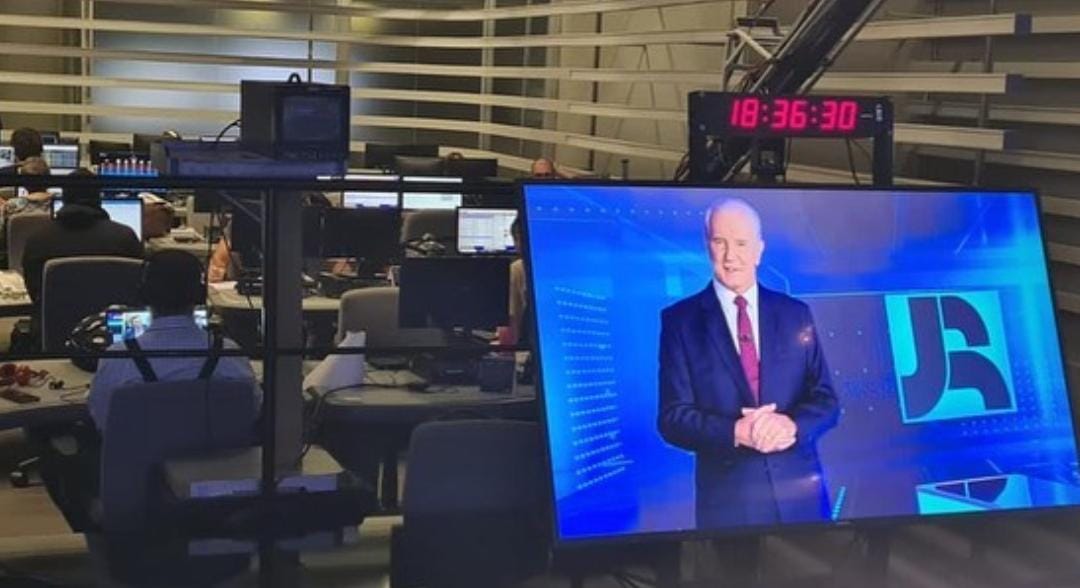 O apresentador segue como âncora do Jornal da Record (Reprodução: Instagram)