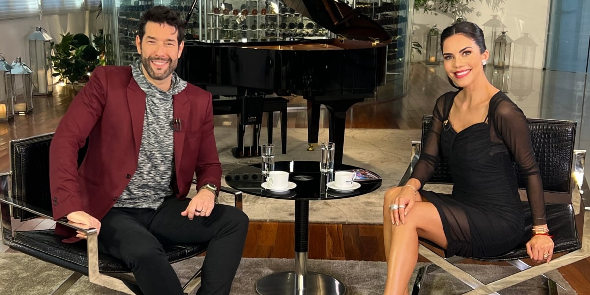 Daniela Albuquerque entrevistou Daniel Del Sarto no "Sensacional" (Foto: Divulgação/RedeTV!)