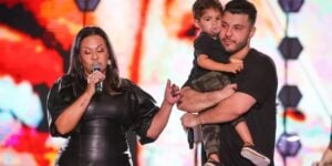 Dona Ruth, Murilo Huff e o neto, Léo, que é filho de Marília Mendonça (Foto: Reprodução / YouTube)