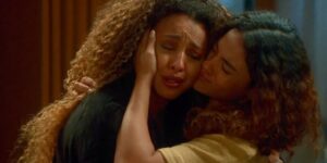 Sol (Sheron Menezzes) chora com reação de Jenifer (Bella Campos) em 