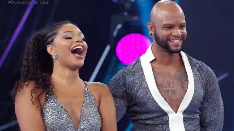 Juliana Alves ao lado de seu coreógrafo na 'Dança' (Foto: TV Globo)