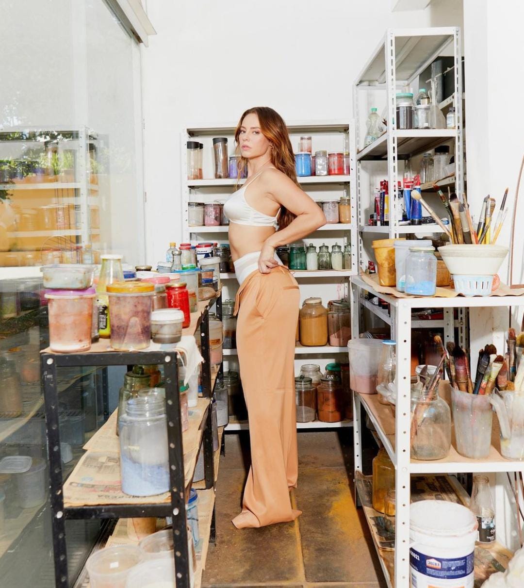 A atriz surgiu em sua dispensa, já sem a camisa e mostrando as roupas íntimas (Reprodução: Instagram)