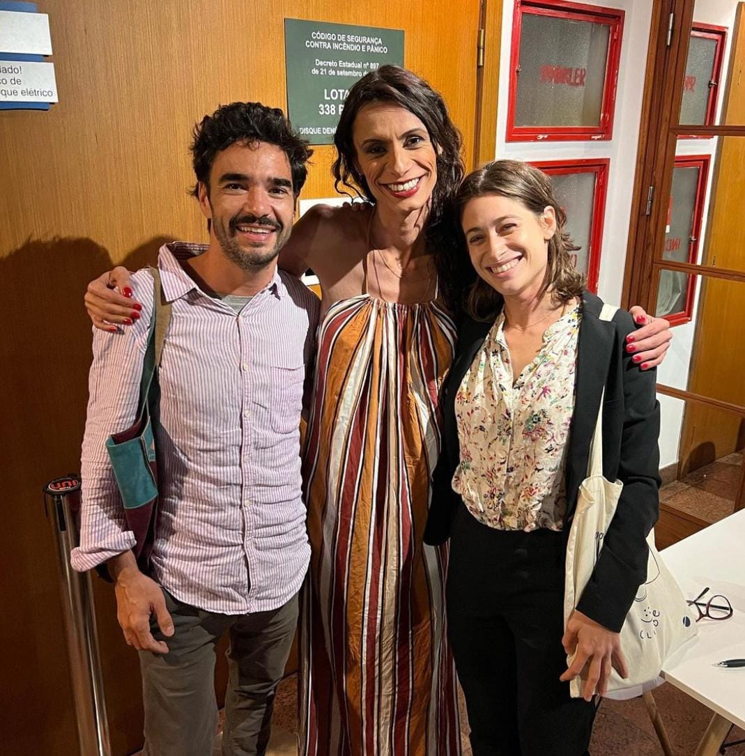 Renata Carvalho ao lado dos atores Caio Blat e Luisa Arraes (Reprodução: Instagram)