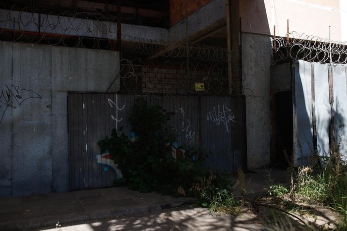 A fachada atacada com pichações (Foto: Anselmo Cunha/ Agência RBS)