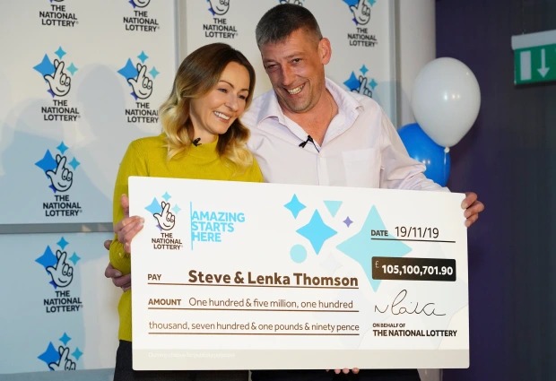 Steve Thompson e sua esposa quando receberam 100 milhões de libras (Foto: Ian Whittaker/ The Sun)