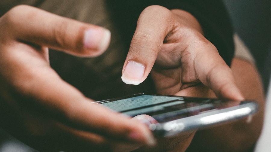 Pessoa com o Aprenda truque para ouvir um áudio no WhatsApp sem que o remetente saiba (Fotos: Reproduções / Internet)