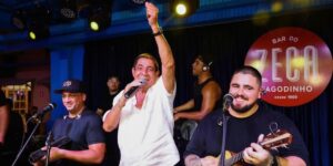 Zeca Pagodinho cantando em uma unidade do seu bar (Reprodução - Instagram)