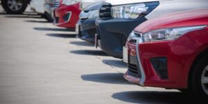 Carros estacionados ao ar livre - Foto Reprodução Internet