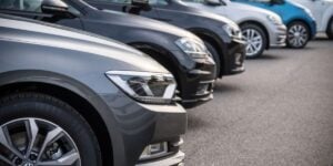 Carros estacionados ao ar livre - Foto Reprodução Internet
