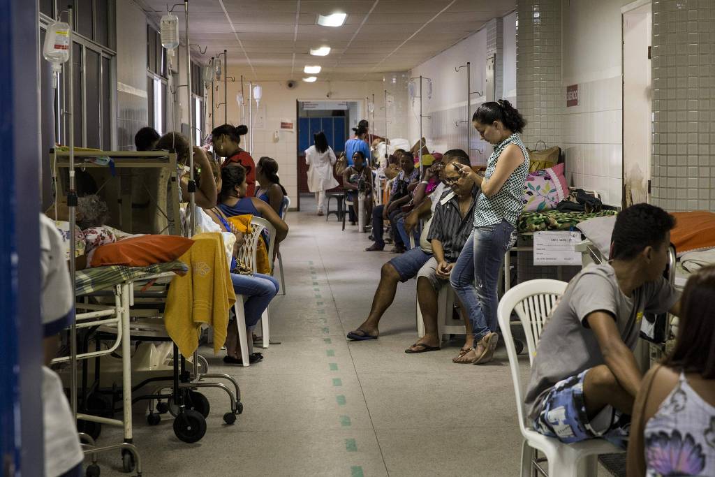 Corredor com Fila em hospital lotado - Foto Reprodução Internet