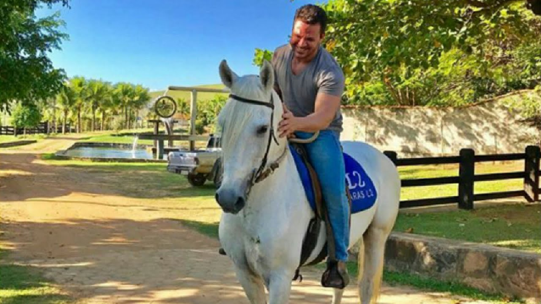O artista montado em um cavalo (Foto: Reprodução/ Internet)