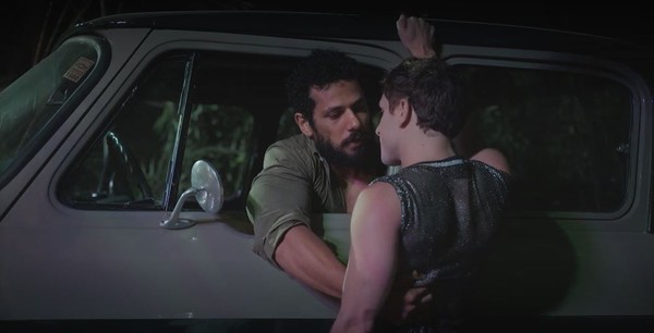 Em 'Terra e Paixão', Ramiro (Amaury Lorenzo) dá um apertão na cintura de Kelvin (Diego Martins) - Foto Globo Em 'Terra e Paixão', Ramiro (Amaury Lorenzo) dá um apertão na cintura de Kelvin (Diego Martins) - Foto Globo