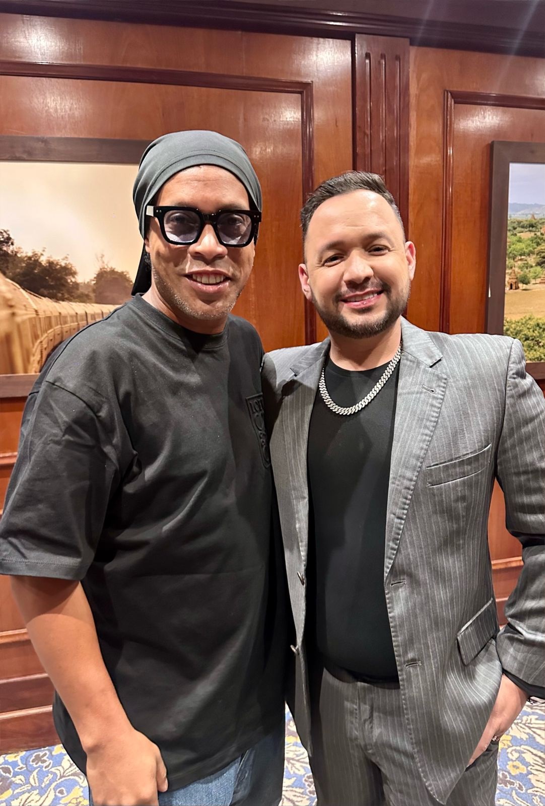 Junior Cabral ao lado de Ronaldinho Gaúcho - Crédito: Arquivo Pessoal