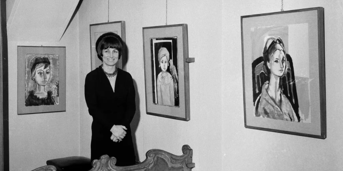 A famosa pintora com suas pinturas em uma exposição em Milão, em dezembro de 1965 - Foto Reprodução/Internet