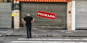 Homem parado em frente a loja fechada - Foto Reprodução Internet