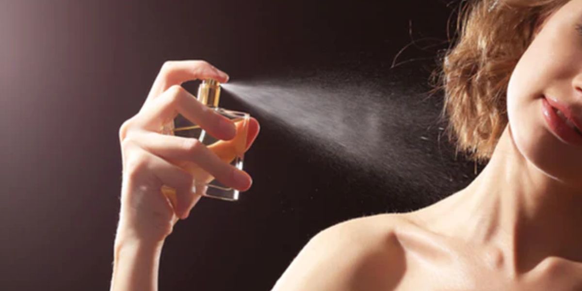 Mulher usando perfume e borrifando na pele - Foto Reprodução Internet