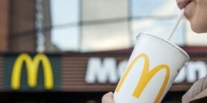 Pessoa tomando bebida do McDonald's (Foto: Reprodução / Internet)
