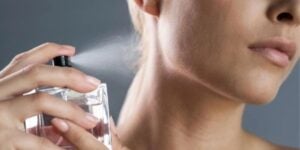 Pessoa usando perfume e borrifando na pele - Foto Reprodução Internet