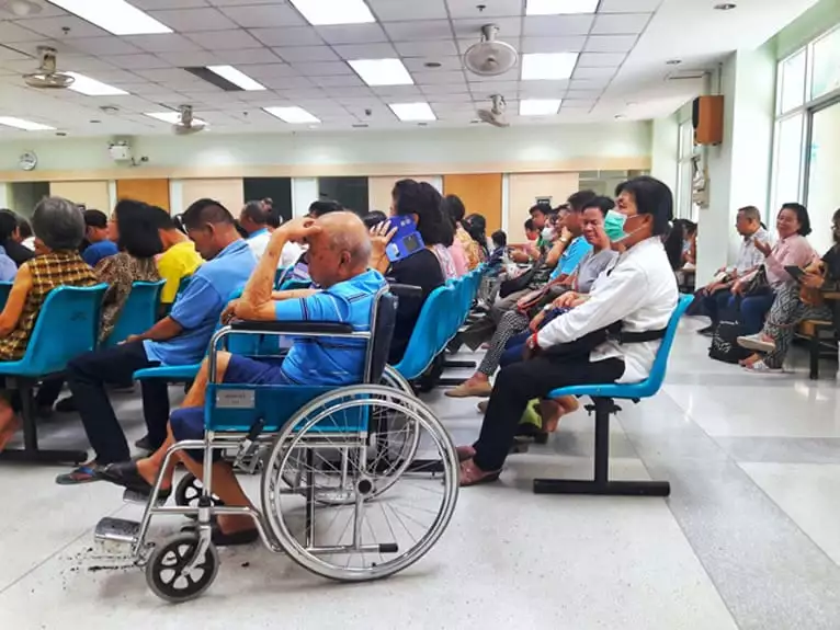 Pessoas em fila de hospital lotado - Foto Reprodução Internet