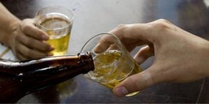 Pessoas servido cerveja em copo - Foto Reprodução Internet