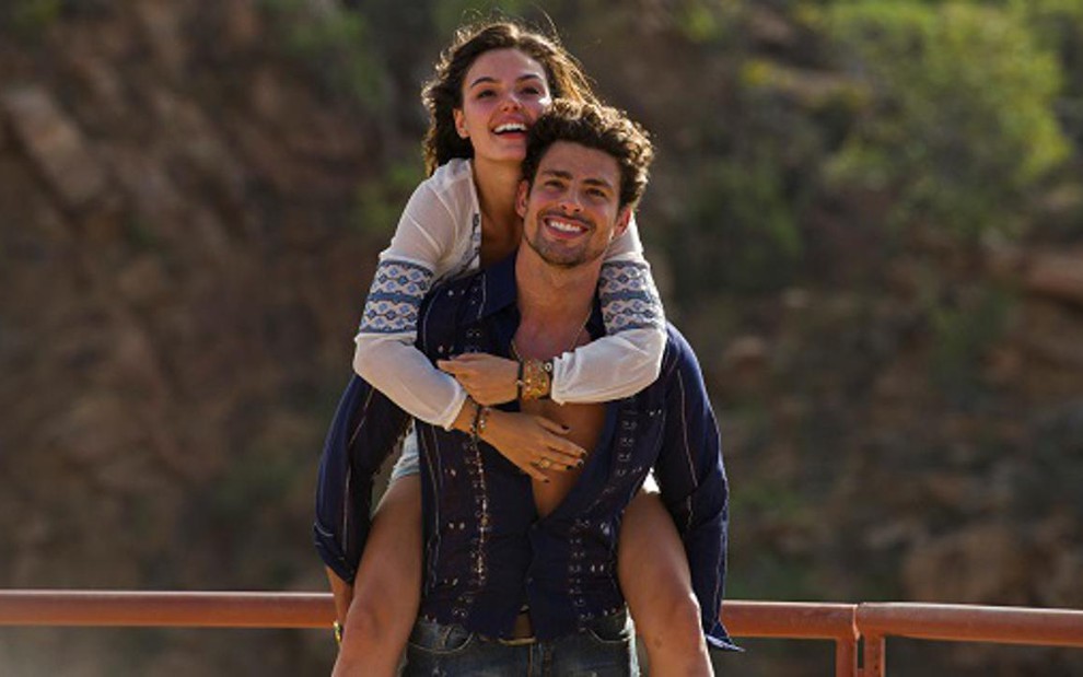 Cauã Reymond e Isis Valverde em cena de Amores Roubados (Foto: Reprodução/TV Globo)