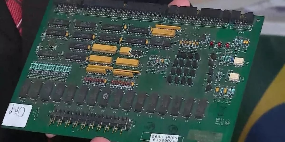 Chip que rouba gasolina de clientes (Foto: Reprodução/TV Globo)