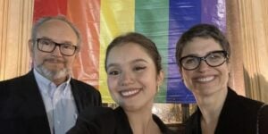 Ernesto Paglia, Elisa Paglia e Sandra Annenberg em frente e bandeira LGBT+ (Foto: Reprodução/Instagram)