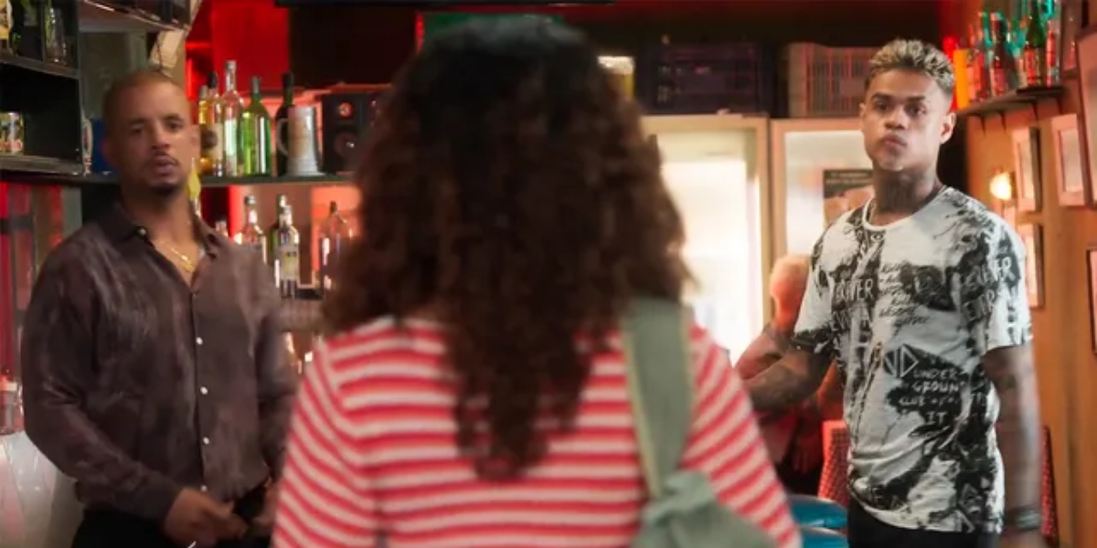 Jenifer (Bella Campos) flagra Hugo (MC Cabelinho) com Orfeu (Jonathan Haagensen) em "Vai na Fé" (Foto: Reprodução/TV Globo)