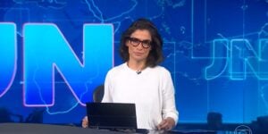 Renata Vasconellos nos estúdios do Jornal Nacional (Reprodução: Globo)