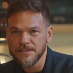 Theo (Emilio Dantas) acabará sozinho em "Vai na Fé" (Foto: Reprodução/TV Globo)