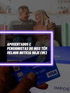 Imagem mostra dois aposentados com o cartão do INSS (Montagem - TV Foco)