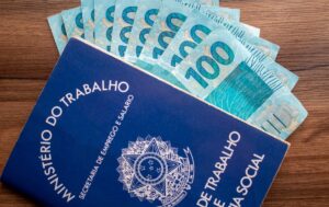 Brasileiros esperam ansiosos pelo salário mínimo de 2024 - Foto Internet