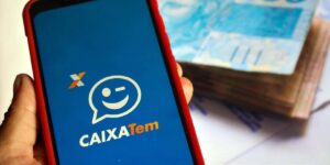 Celular com aplicativo do Caixa Tem aberto - Foto Reprodução Internet