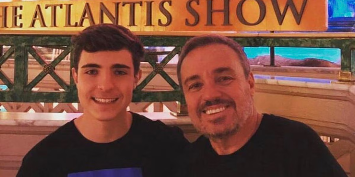 Gugu Liberato ao lado do filho (Foto: Reprodução/ Internet)