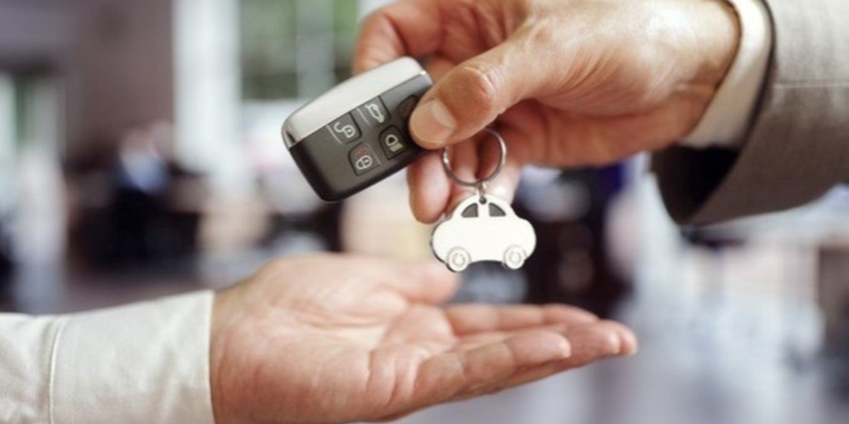 Pessoa realizando o sonho de comprar um carro (Imagem Reprodução Internet)