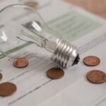 Conta de energia com lâmpada e moedas - Foto Reprodução Internet
